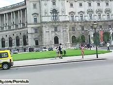 Сладкая рыжая девочка Кети разгуливает голышом по улицам города