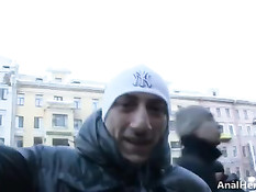 Мужик встретил на улице брюнетку согласившуюся сняться в порно