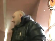 Рыжая девушка из кафе занималась анальным сексом в красном белье
