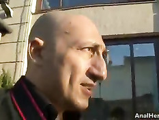 Красавицу с потрясающей грудью уговорили на съёмку в порно клипе