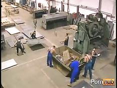 Мускулистые парни с машиностроительного завода ебутся прямо в цехе