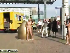 Безбашенные Агнес и Линда голышом колесят на сегвеях по городу