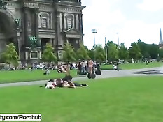 Безбашенные Агнес и Линда голышом колесят на сегвеях по городу