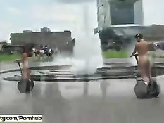 Безбашенные Агнес и Линда голышом колесят на сегвеях по городу