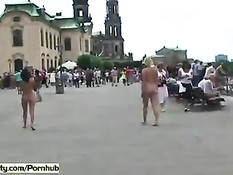 Безбашенные Агнес и Линда голышом колесят на сегвеях по городу