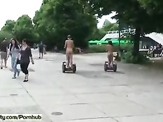 Безбашенные Агнес и Линда голышом колесят на сегвеях по городу