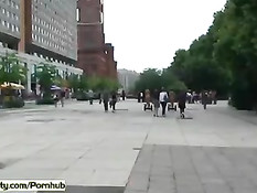 Безбашенные Агнес и Линда голышом колесят на сегвеях по городу