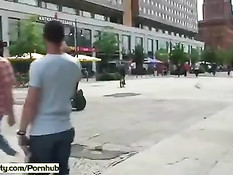 Безбашенные Агнес и Линда голышом колесят на сегвеях по городу