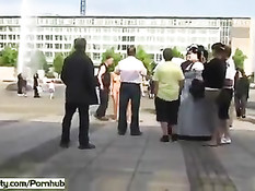 Безбашенные Агнес и Линда голышом колесят на сегвеях по городу