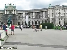 Горячие тёлки показывают свои обнажённые тела на городских улицах
