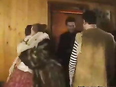 После секса с двумя девчонками деревенский мужик кончает ей в рот