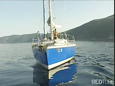 Голубые ребята занимались сексом во время активного отдыха на воде