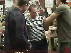 Мужики поймали в магазине вора и в наказание заставили отсосать им