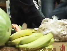 Мужики поймали в магазине вора и в наказание заставили отсосать им