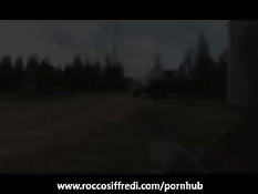 Мужик занимался сексом с пышногрудой брюнеткой и лысой девушкой