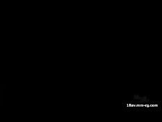 Парень уложил японку на кровать и ласкал пальцами волосатую киску