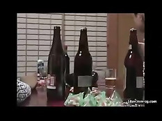 Японская женщина ебалась с мужиком на улице в открытом бассейне