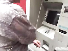 Сексуальная девка сделала мужику минет и улеглась с ним в позу 69