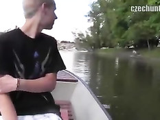 Любительский порно ролик съёма молодого гея и минета на природе