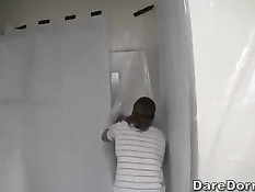 Художник экспериментирует расписывая краской голые тела девушек