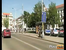 Брюнетка гуляет по городу без трусиков и ебётся в людных местах