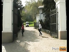 Брюнетка гуляет по городу без трусиков и ебётся в людных местах