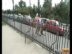 Европейская девка гуляет по городу со стариком и даёт себя ласкать