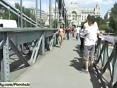 Обнажённая чешская девка на улице привлекает внимание прохожих