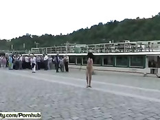 Обнажённая чешская девка на улице привлекает внимание прохожих
