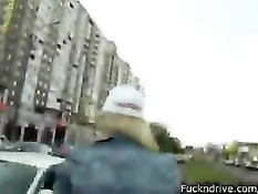Водитель подобрал на улице блондинку и по дороге развёл на минет