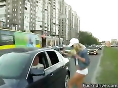 Водитель подобрал на улице блондинку и по дороге развёл на минет