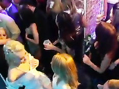 Много выпивки и весёлые танцы плавно перетекли в пьяную секс оргию
