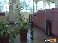 Студентка с большой грудью показывает сиськи на территории кампуса