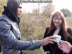 Пацаны привезли в лес рыжую шалаву и развели её на двойной минет