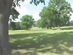 Зрелая блондинка с большими сиськами трахается с парнем в повозке