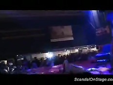 Лесбиянки раздеваются на сцене во время шоу и ласкают друг дружку