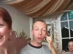 Несколько пар британских свингеров устроили секс оргию на кровати