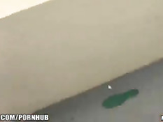 Блондинка обнажается на людях, а после занимается анальным сексом
