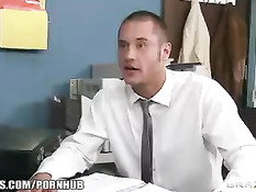 Сисястая тётка Лиза Энн показала парню грудь и трахнулась в очко