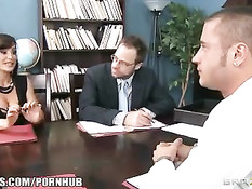Сисястая тётка Лиза Энн показала парню грудь и трахнулась в очко