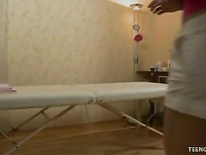 Девушка на массажном столе насладилась массажем и сексом с парнем