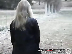 Симпатичная блондинка с большими сиськами обнажается гуляя в парке