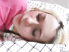 Сучка с косичками сделала парню минет, а он возбудил её вибратором