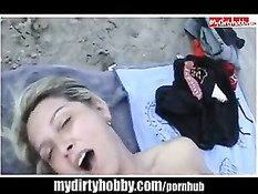 Анальный трах с грудастой дамой с пирсингом в киске на диком пляже