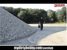 Анальный трах с грудастой дамой с пирсингом в киске на диком пляже