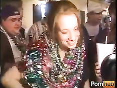 Любительская скрытая камера подглядывает за девушками на улицах
