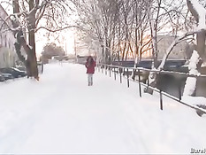 Молодая бесстыдница мастурбировала за партой, а мужик подглядывал