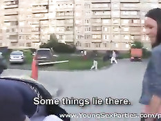 Питерские парни привели домой двух тёлок и устроили групповой трах