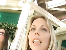Сисястая девушка Amber Lynn Bach раздевается в раздевалке бутика