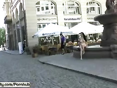 Брюнетка Тина показывает большие сиськи и бритую письку на улицах